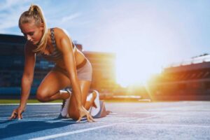 ragazza fa atletica