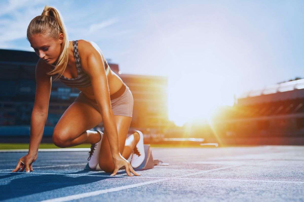 ragazza fa atletica