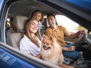 famiglia in viaggio con il cane