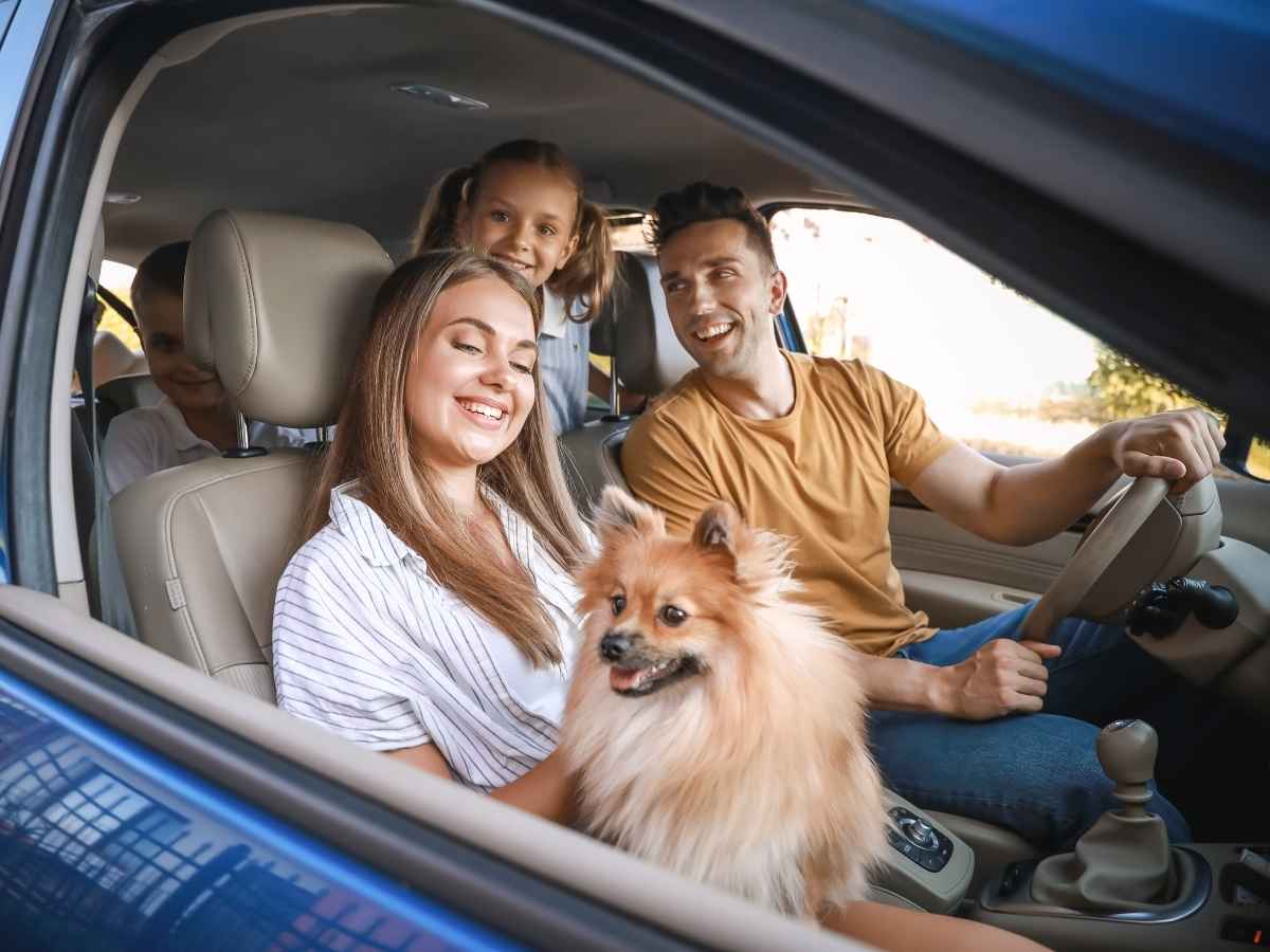 famiglia in viaggio con il cane