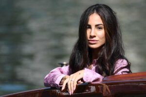 giulia de lellis poggiata su una barca