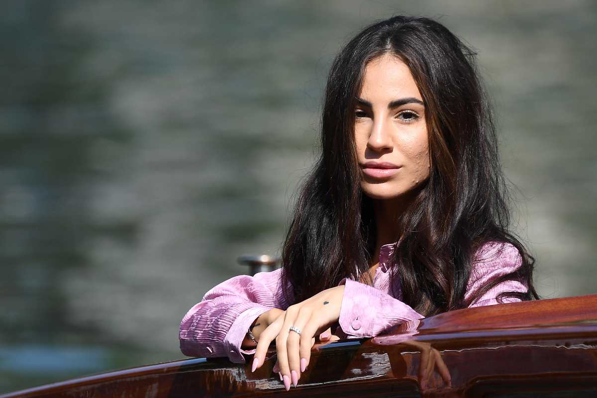 giulia de lellis poggiata su una barca