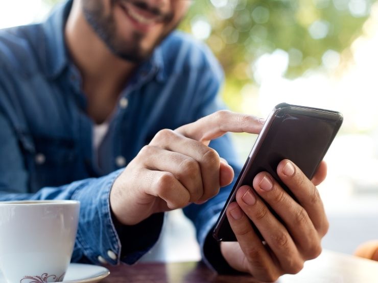 ragazzo al telefono