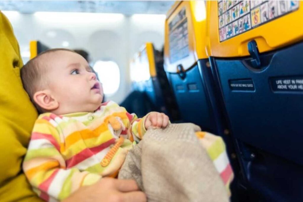 Viaggiare in aereo con i bambini: quando è il momento giusto? Parla il pediatra