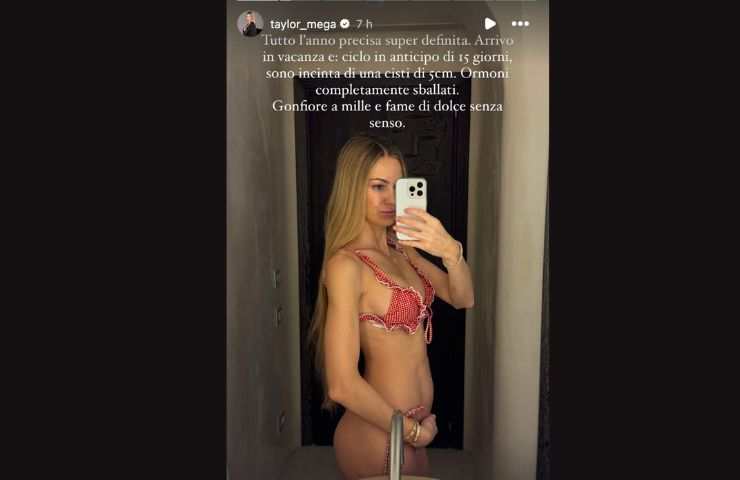 taylor mega davanti allo specchio in costume