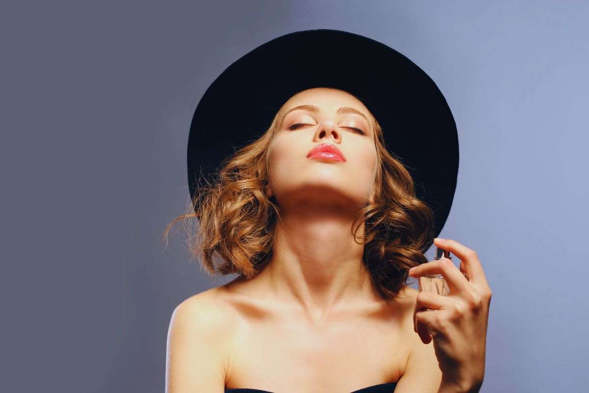 ragazza si spruzza il profumo