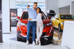 Coppia felice per l'acquisto di un'auto nuova