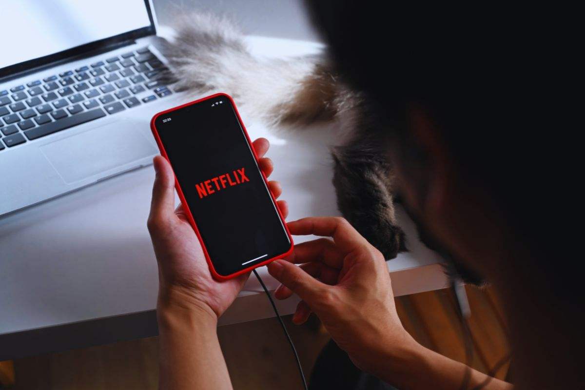Persona che accede a Netflix da smartphone