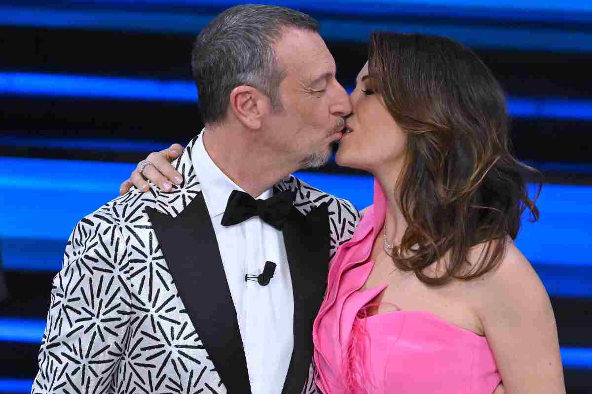 Amadeus e Giovanna si baciano sul palco di Sanremo