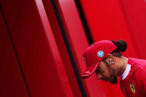 Hamilton ai box Ferrari con il volto scuro