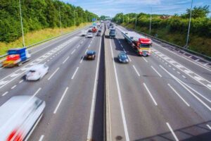 Veicoli che marciano in autostrada