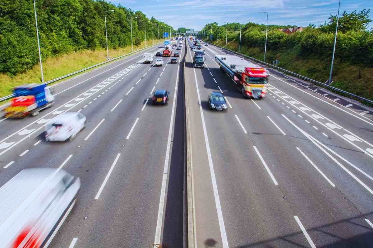 Veicoli che marciano in autostrada