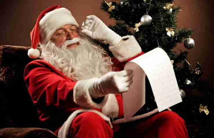 Babbo Natale legge la lista dei bambini