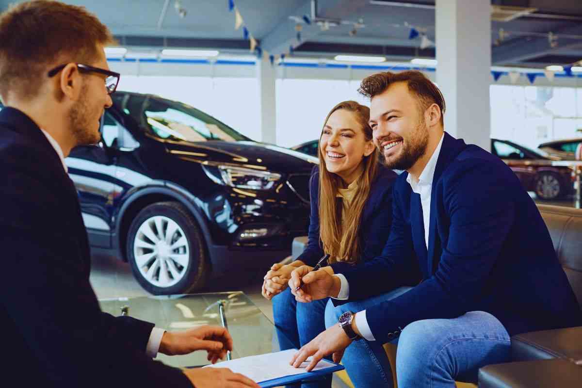 Coppia discute con venditore auto in un salone