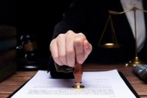 Notaio timbra gli incartamenti dell'eredità