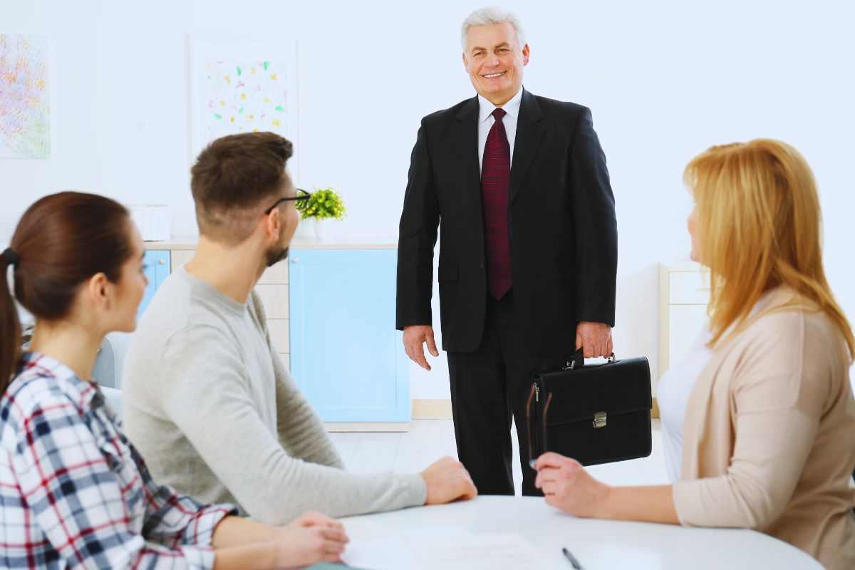 Famiglia che accoglie avvocato in casa