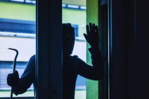 Ladro che controlla interno appartamento