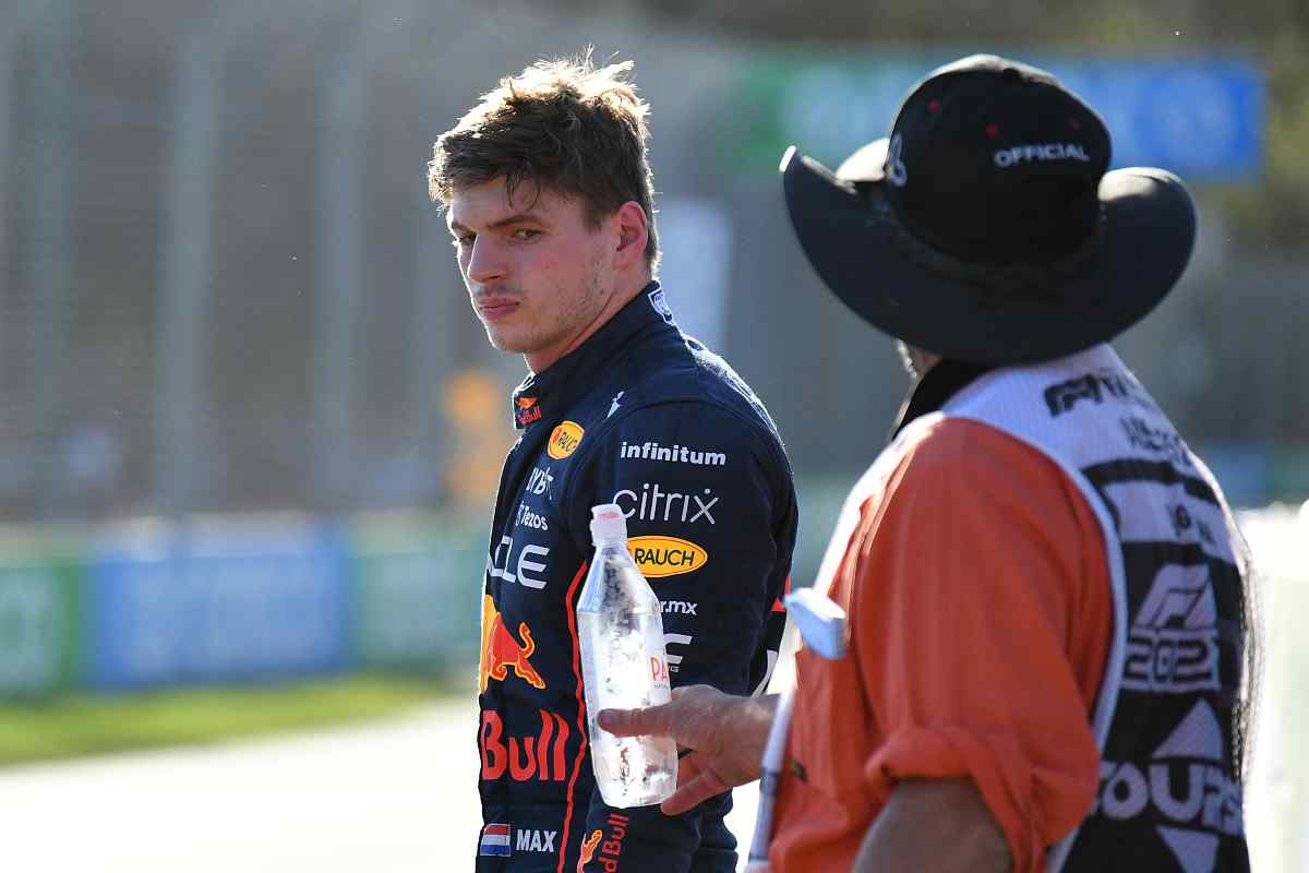 Addetto F1 che porge bottiglia d'acqua a Verstappen