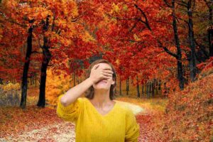 Donna in un bosco in autunno comprende di aver fatto un errore