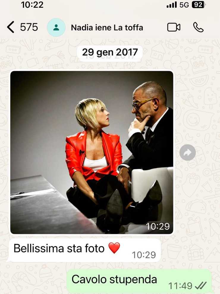 Chat WhatsApp di Giulio Golia con Nadia Toffa che mostra uno scatto che li ritrae insieme