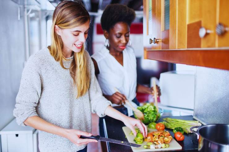 Ragazze che preparano un'insalata