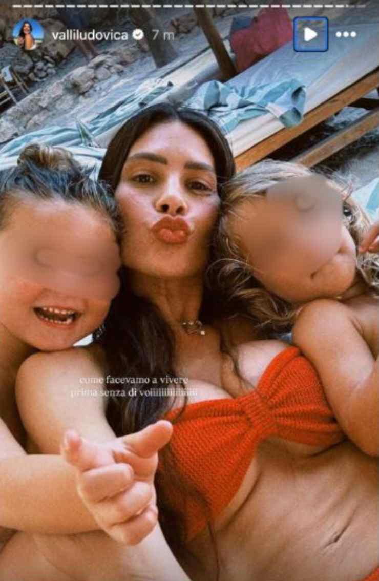 Ludovica Valli al mare con i figli