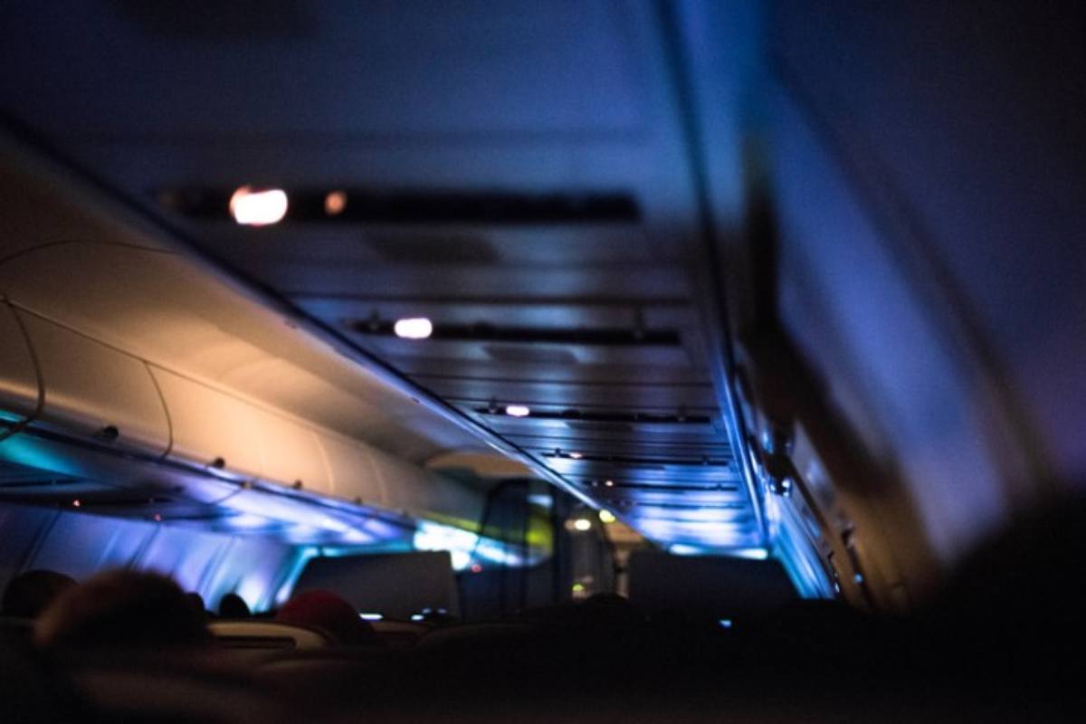 Cabina dell'aereo con le luci spente