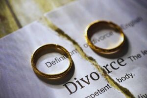Fedi poggiate su contratto di divorzio stracciato