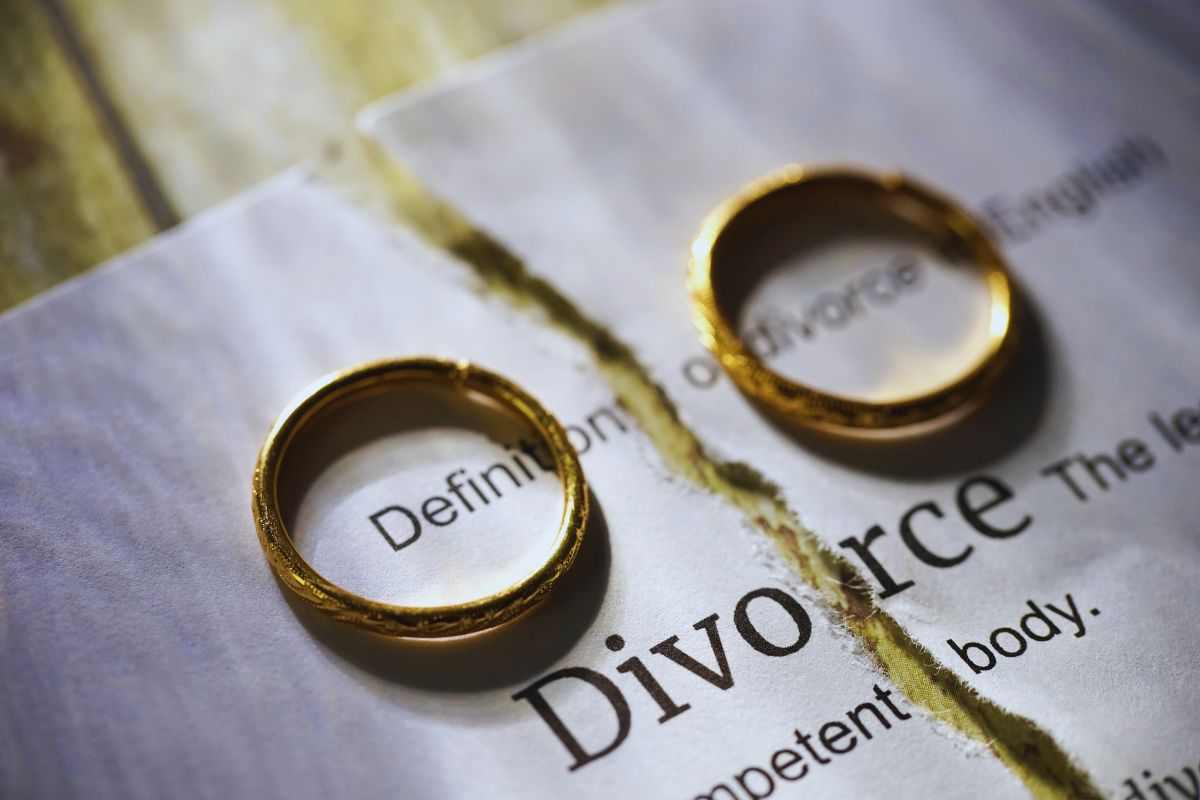 Fedi poggiate su contratto di divorzio stracciato