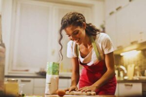 Ragazza sorridente che cucina