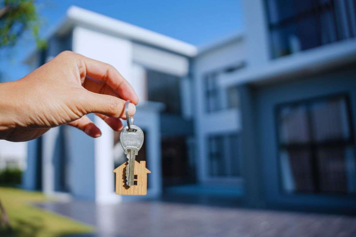 Persona che consegna chiavi di casa