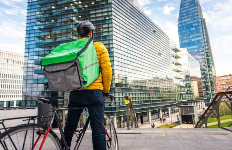 Rider si appresta ad effettuare una consegna