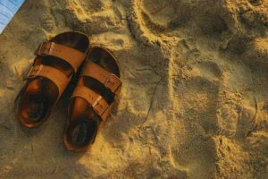 Sandali poggiati sulla spiaggia