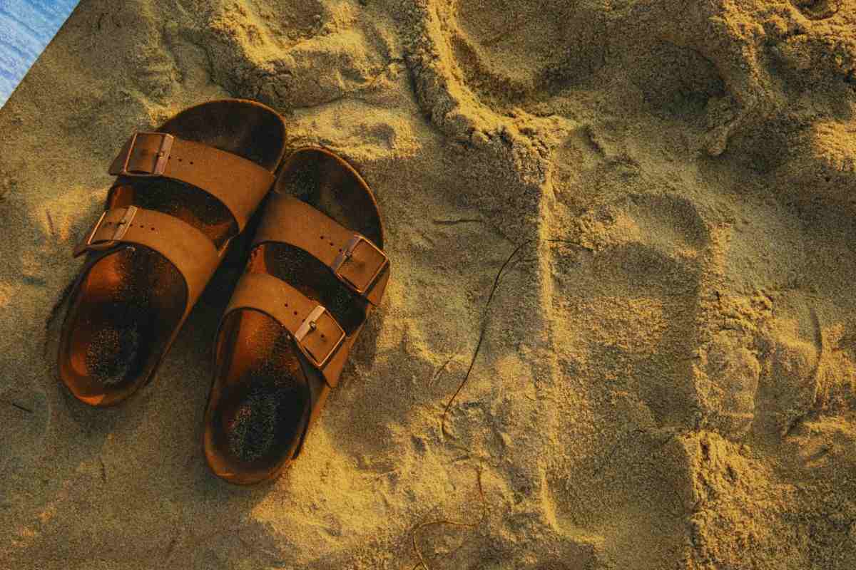 Sandali poggiati sulla spiaggia