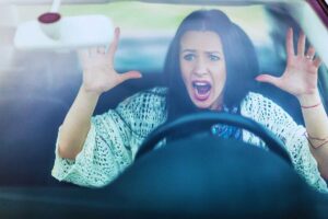 Donna infuriata in auto