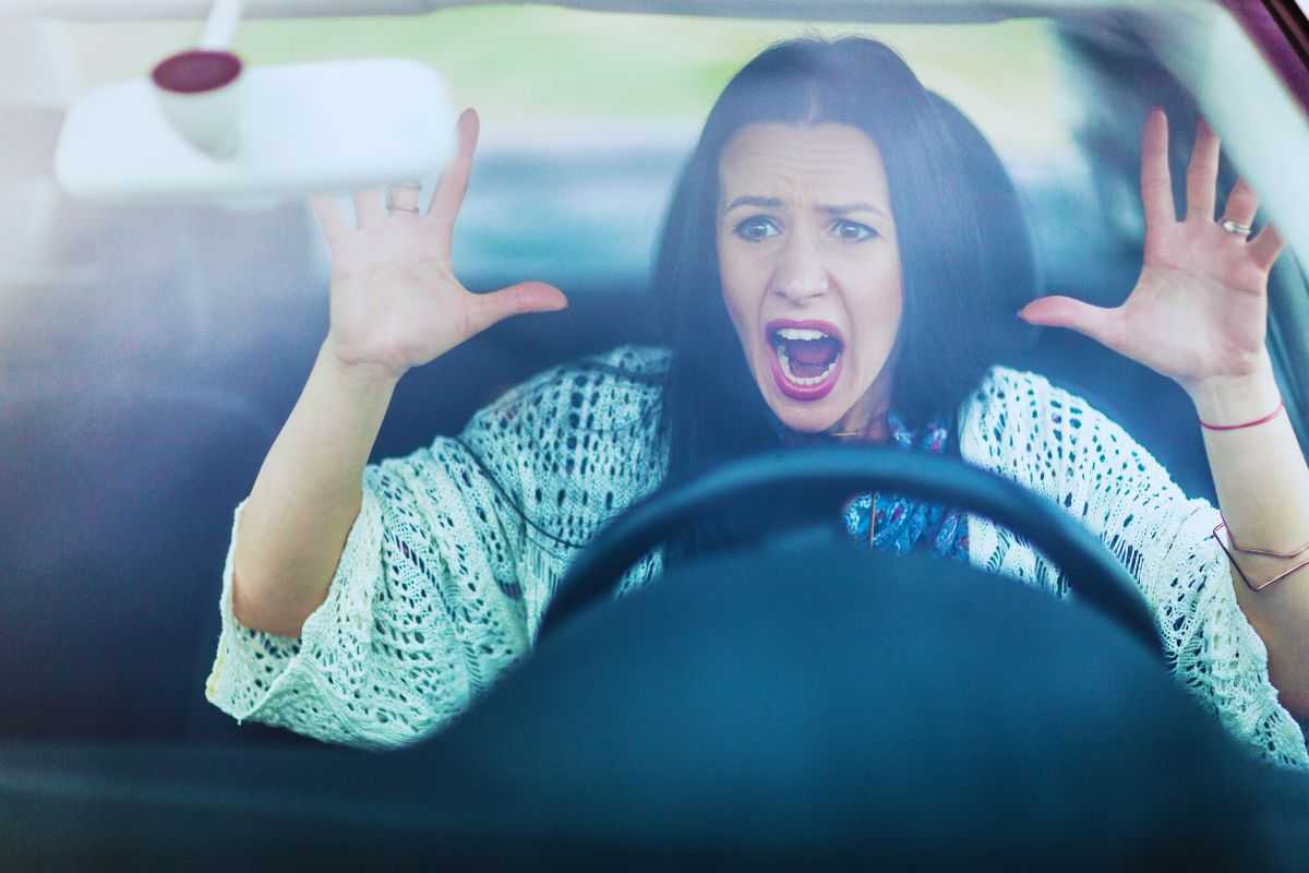 Donna infuriata in auto