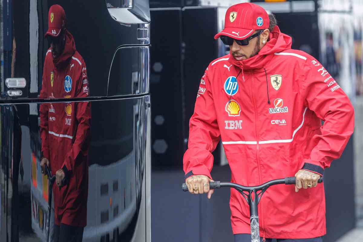 Hamilton in giro per i box F1 con il monopattino
