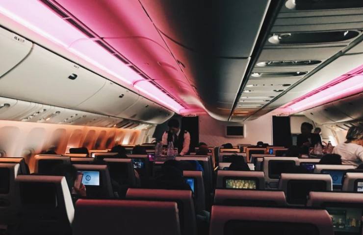 L'aereo si prepara a viaggiare con le luci spente o soffuse