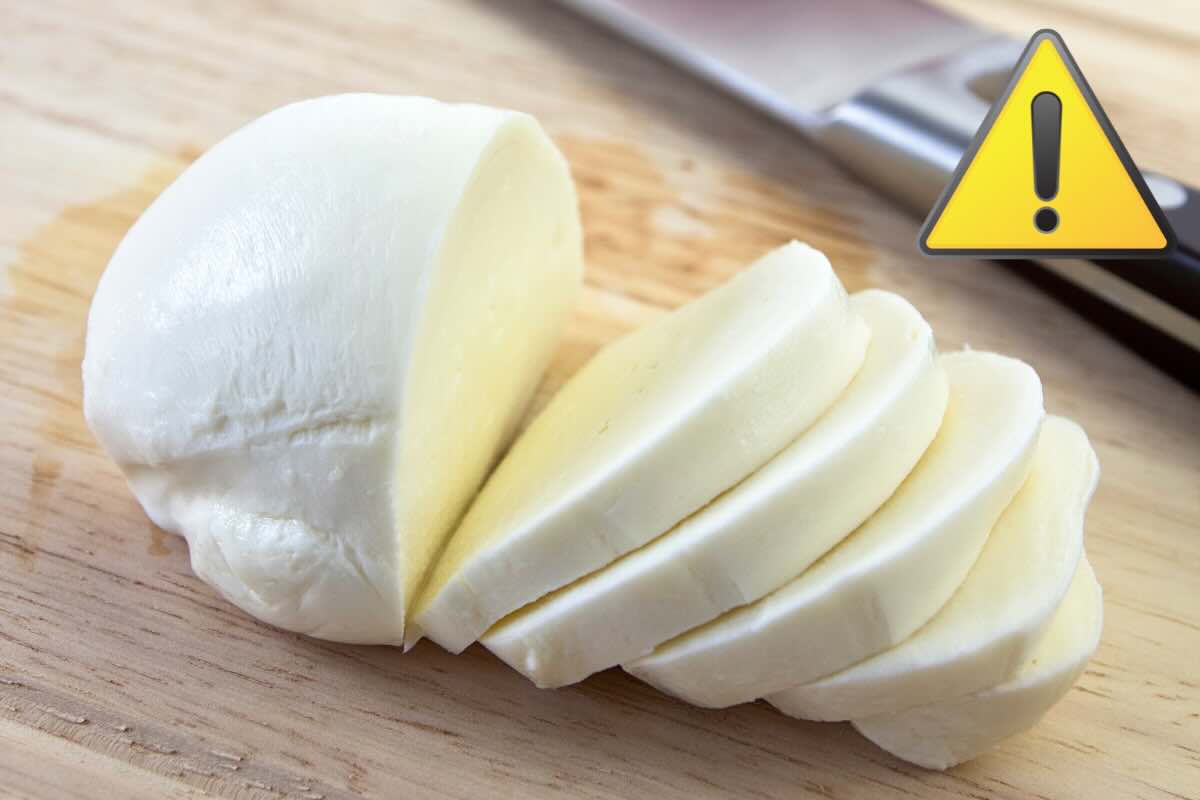 mozzarella a fette e segnale pericolo