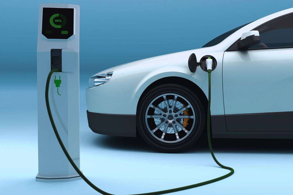 auto elettrica attaccata a una colonnina