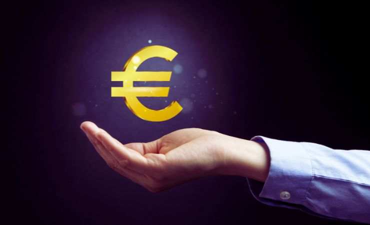 mano e logo euro