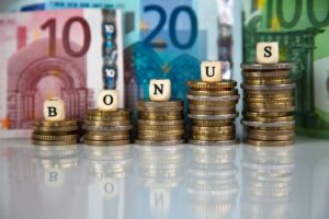 Monete, banconote euro, dadi con scritto bonus