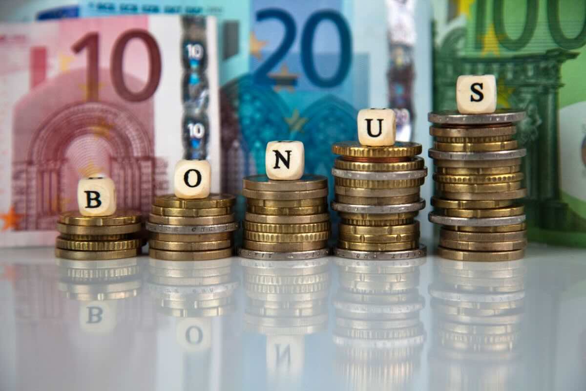 Monete, banconote euro, dadi con scritto bonus