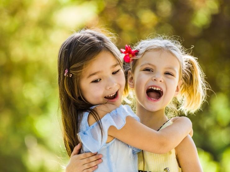 due bambini felici