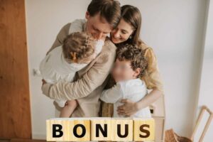 Famiglia che si abbraccia, scritta bonus