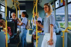 ragazzi sull'autobus