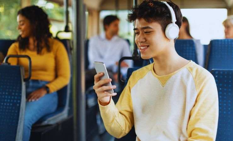 ragazzo sente musica sull'autobus