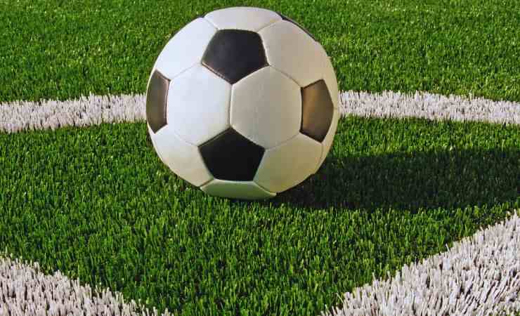 pallone sulla lunetta del calcio d'angolo