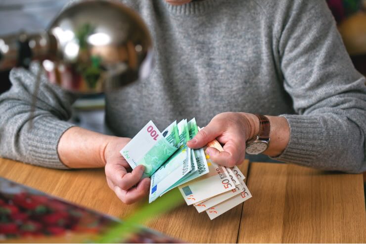 uomo che conta euro