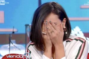 caterina balivo mani sul volto